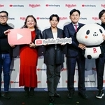 　記者会見で撮影に応じる楽天グループの三木谷浩史会長兼社長（右から２人目）、米グーグル日本法人の奥山真司代表（左端）ら＝１９日午前、東京都内