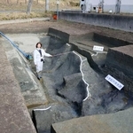 　箸墓古墳前方部周辺の発掘で確認された「渡り土堤」（右奥）＝１９日、奈良県桜井市