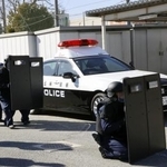 　銃を持った男が住宅に立てこもったとの想定で実施されたＭＩＴの訓練＝１９日午後、さいたま市