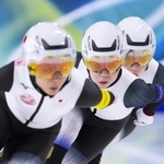 　スピードスケート女子団体追い抜き３位決定戦で滑走する野明花菜（中央）ら日本。銅メダルを獲得した＝１７日、ミラノ（共同）