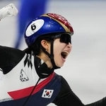 　ショートトラック女子３０００メートルリレーで優勝し、喜ぶ韓国のキム・ギルリ＝１８日、ミラノ（ＡＰ＝共同）