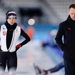 　調整するスピードスケート女子の高木美帆。右はヨハン・デビット・コーチ＝１９日、イタリア・ミラノ（共同）