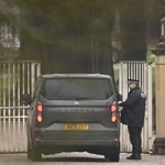 　１９日、英ロンドン近郊にあるアンドルー元王子の旧邸宅近くで止まる車（ロイター＝共同）