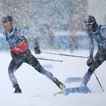 　男子団体スプリント　後半距離で山本涼太（右）から渡部暁斗にリレー＝テーゼロ（共同）