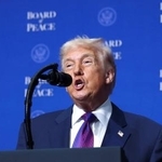 　１９日、ワシントンで開かれた平和評議会の初会合で話すトランプ米大統領（ロイター＝共同）