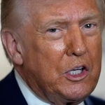 　記者団と話すトランプ米大統領＝１９日、大統領専用機上（ＡＰ＝共同）