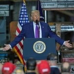 　１９日、米ジョージア州ロームの集会で、演説するトランプ大統領（ＡＰ＝共同）