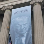 　米司法省本部に掲げられたトランプ大統領の垂れ幕＝１９日、ワシントン（ロイター＝共同）