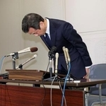 　記者会見で謝罪する神奈川県警の今村剛本部長＝２０日午前、横浜市中区