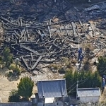 　山口県下関市の正琳寺で発生した火災の現場＝２０日午後０時１１分（共同通信社ヘリから）