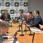 　罰則付きカスハラ防止条例の中間案を確認する三重県の一見勝之知事（右端）ら＝２０日午後、三重県庁