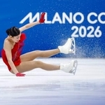 　女子フリー　ジャンプで転倒するアデリア・ペトロシャン＝ミラノ（共同）