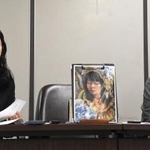 　記者会見する原告側の代理人弁護士。中央の絵は原告の自画像＝２０日午後、東京・霞が関の司法記者クラブ