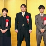 　芥川、直木両賞の贈呈式で写真に納まる（左から）直木賞の嶋津輝さん、芥川賞の畠山丑雄さんと鳥山まことさん＝２０日午後、東京都内