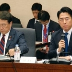 　防衛産業の成長戦略を議論する会合であいさつする小泉防衛相。左は赤沢経産相＝２０日午後、経産省