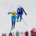 　女子スキークロス１回戦　滑走する中西凜（右）＝リビーニョ（共同）