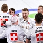 　銅メダルを獲得し、喜び合うスイス＝コルティナダンペッツォ（共同）