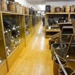 　多くの資料が並ぶ収蔵庫