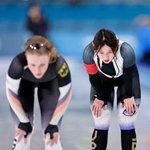 　女子１５００メートルのレースを終えた堀川桃香。２６位だった。左は同走のドイツ選手＝ミラノ（共同）