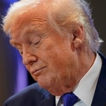 　米最高裁の関税違法判決を受け、ホワイトハウスで記者会見に臨んだトランプ大統領＝２０日、ワシントン（ロイター＝共同）