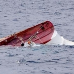 　貨物船と衝突し、船体が二つに割れた遊漁船「功成丸」の船首＝２０日午後、三重県鳥羽市沖（鳥羽海上保安部提供）