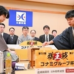 　将棋の第５１期棋王戦コナミグループ杯５番勝負第２局で、藤井聡太棋王（左）と対局する増田康宏八段＝２１日午前、金沢市