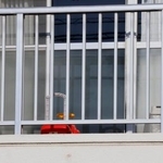 　次男を殺害した疑いで逮捕されたバングラデシュ国籍の母親らの集合住宅の部屋＝２１日午前９時５３分、群馬県館林市