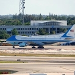 　トランプ米大統領が乗る専用機エアフォースワンが出発するフロリダ州のパームビーチ国際空港＝２０２５年４月（ＡＰ＝共同）