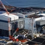 　東京電力福島第１原発の１号機（左）と２号機＝９日（共同通信社ヘリから）