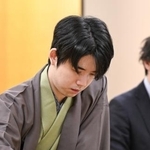 　将棋の第５１期棋王戦コナミグループ杯５番勝負第２局で、増田康宏八段と対局する藤井聡太棋王＝２１日午前、金沢市