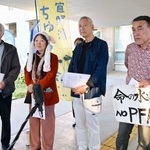 　公害調停の申請却下を受け、記者会見する市民団体代表の町田直美さん（左から２人目）＝２１日午後、沖縄県宜野湾市