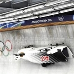 　ボブスレー男子４人乗り、コースで横転したオーストリアのそり＝２１日、コルティナダンペッツォ（ロイター＝共同）