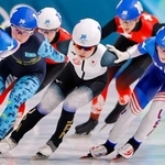 　女子マススタート決勝　滑走する佐藤綾乃（右から３人目）＝ミラノ（共同）