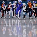 　女子マススタート決勝　スタートする佐藤綾乃（手前右から３人目）＝ミラノ（共同）