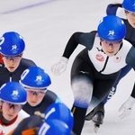 　女子マススタート１回戦　滑走する堀川桃香（右手前）。敗退した＝ミラノ（共同）