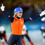 　女子マススタートを制し、両手の人さし指を突き上げるマライケ・フルーネワウト（オランダ＝２１日、ミラノ（ロイター＝共同）