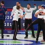 　カーリング男子決勝で英国を破り、喜ぶカナダの選手たち＝２１日、コルティナダンペッツォ（ＡＰ＝共同）