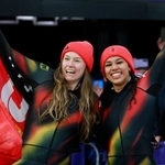 　女子２人乗りで優勝し、喜ぶノルテ（左）、レビ組＝コルティナダンペッツォ（共同）