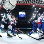 　アイスホッケー男子３位決定戦、第１ピリオドに先制ゴールを決めるフィンランドのセバスティアン・アホ（左）＝２１日、ミラノ（ロイター＝共同）