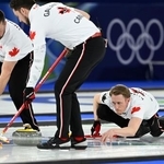 　英国との決勝でショットを放つカナダのケネディ（右）＝コルティナダンペッツォ（共同）