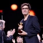 　第７６回ベルリン国際映画祭で金熊賞を受賞したイルケル・チャタク監督＝２１日、ベルリン（ロイター＝共同）