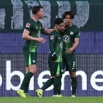 　アウクスブルク戦でゴールを決めたウォルフスブルクの塩貝健人（右）＝２１日、ウォルフスブルク（ゲッティ＝共同）