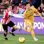 　ブレントフォード戦で競り合うブライトンの三笘（右）＝ブレントフォード（共同）