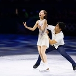 　エキシビションの演技中に三浦璃来（左）の背中のファスナーを上げる木原龍一＝ミラノ（共同）