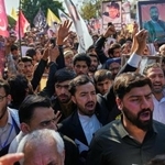 　１３日、パキスタンの首都イスラマバードで２月上旬に起きた自爆テロに抗議する人たち（ＡＰ＝共同）