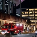 　エレベーターが急停止した東京スカイツリー付近に集まった緊急車両＝２２日夜、東京都墨田区