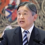 　６６歳の誕生日を前に記者会見される天皇陛下＝１９日、宮殿・石橋の間（代表撮影）