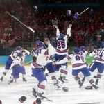 　アイスホッケー男子決勝、カナダ戦で金メダルが決まるゴールに喜ぶ米国の選手たち＝２２日、ミラノ（ロイター＝共同）