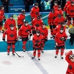 　延長の末、米国に敗れて肩を落とすカナダの選手たち＝ミラノ（共同）