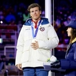 　閉会式で行われたノルディックスキー距離男子５０キロクラシカルの表彰式で、金メダルを授与されたノルウェーのヨハンネスヘスフロト・クレボ＝２２日、イタリア・ベローナ（ゲッティ＝共同）